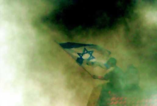 Viimeiseen asti. Juutalaisaktivisti hulmutti Israelin lippua talonsa katolla Gadidin siirtokunnassa.