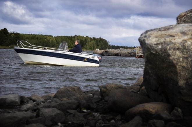 Pertti Ylänkö hymähtää, että jätevesiuudistus on laadittu kirjoituspöydän takana ilman kosketusta elävään elämään. Hän haluaa tietää, miten puhdistussysteemit saa loihdittua Vaasan kivikkoiseen saaristoon. KUVA: JARNO PELLINEN