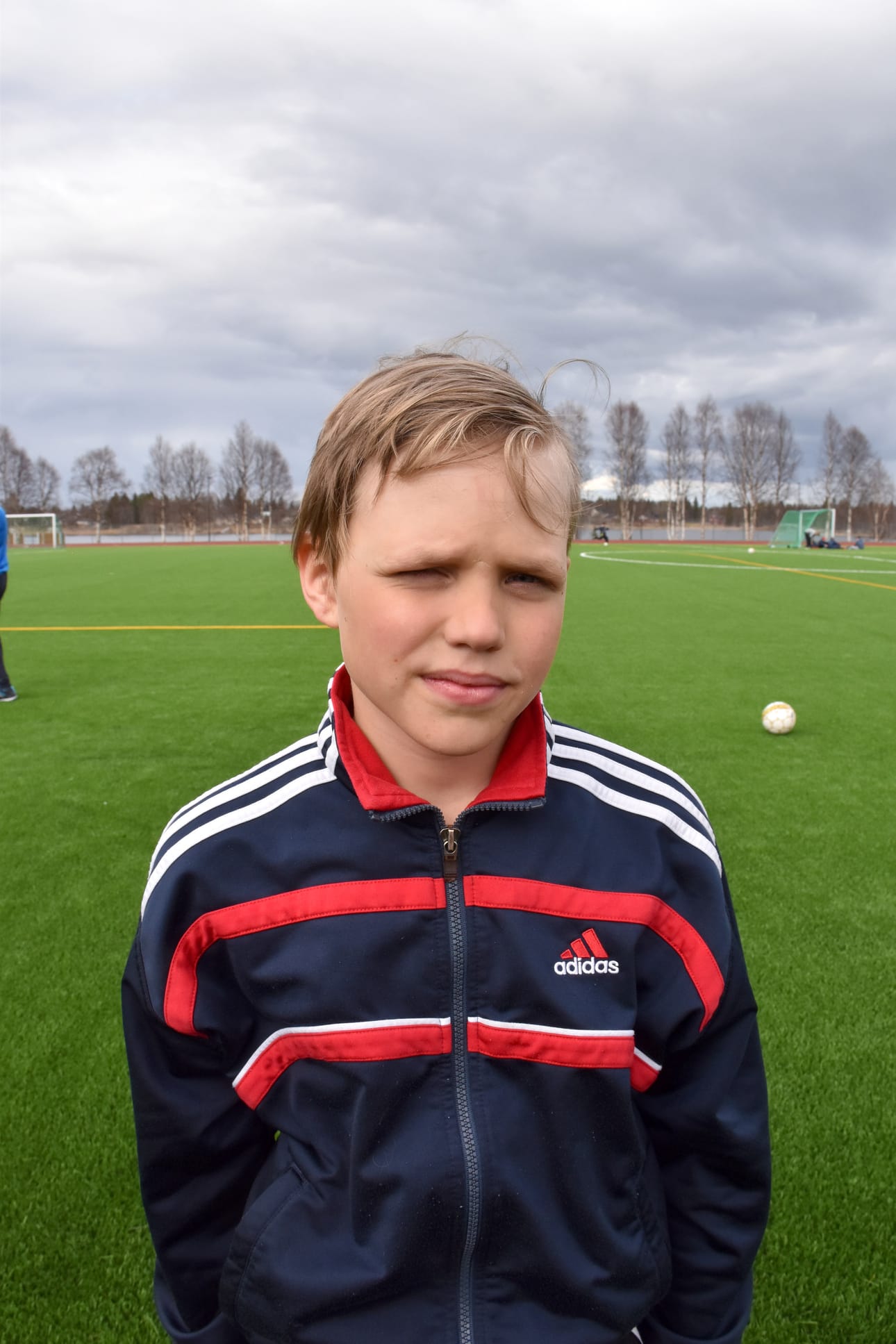 1) Olen pelannut reilun vuoden. Kaverin kautta innostuin. 2) Pelaan maalivahtina. Siinä saa kantaa vastuuta koko joukkueesta. 3) Suosikkijoukkue on FC PaKa ja suosikkipelaaja maalivahti Kalle Kulmala. Sulo Inget, 11 v.