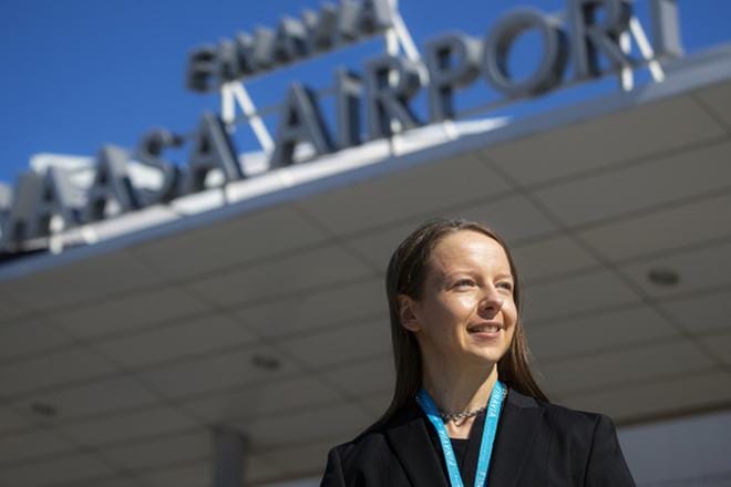 Vaasan lentoaseman uusi päällikkö Heidi Mäkelä näkee pohjalaismaakunnissa mahdollisuuksia. – Toiveeni alueen yrityksille ja lentomatkailijoille on, että he valitsisivat aina oman kotikenttänsä lentoyhteydet. KUVAT: JARNO PELLINEN