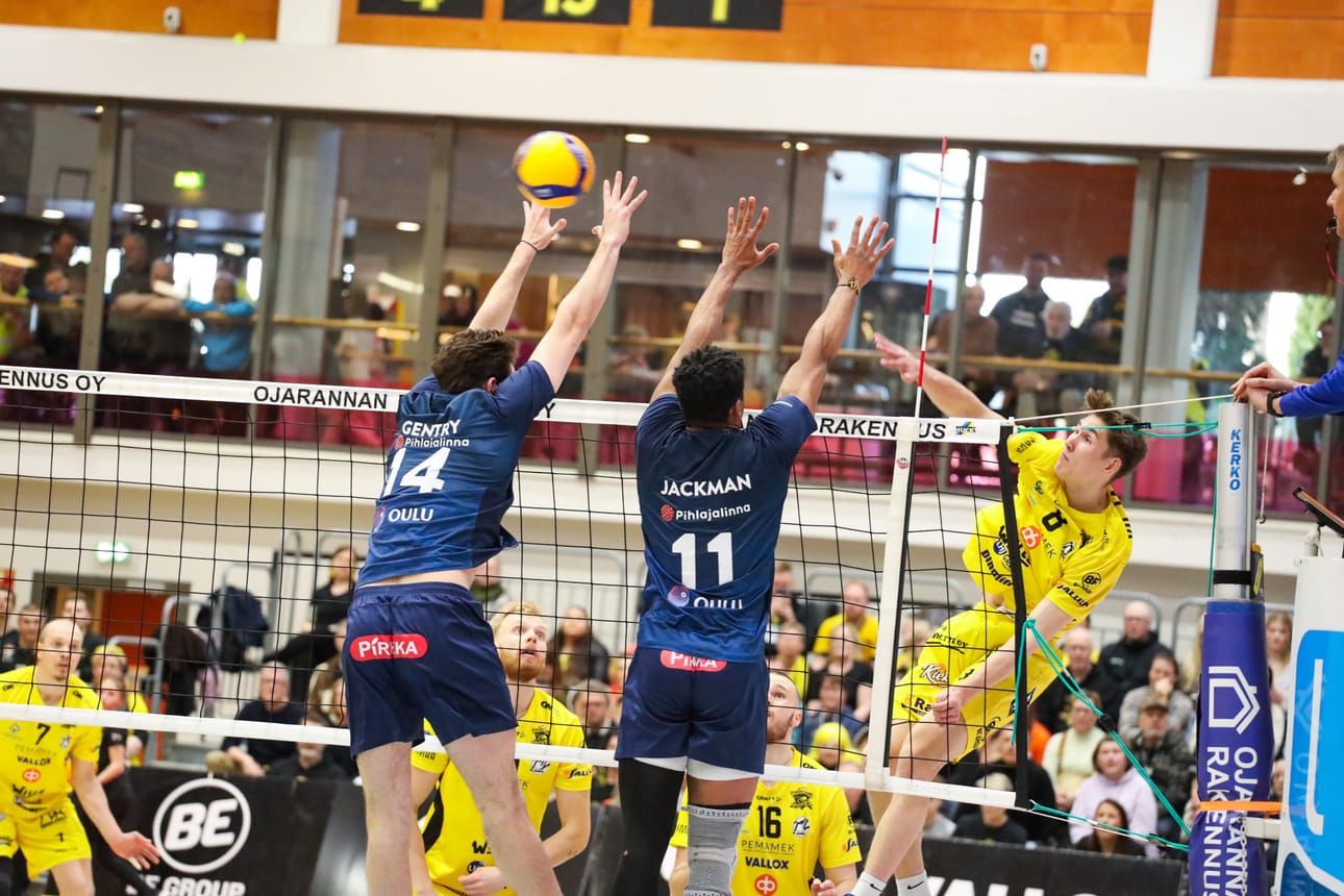 Hurrikaanin Viktor Viljamaa aiheutti AC Oulu Volleylle ongelmia verkolla ja myös syöttöruudussa. Tässä yleispelaajaa yrittävät torjua Matthew Gentry ja Samuel Jackman.