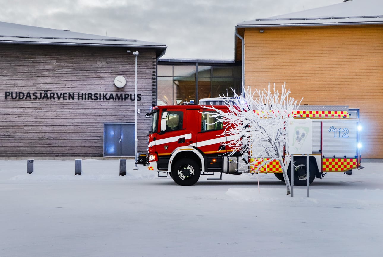 Palolaitos kävi Hirsikampuksella tarkistamassa automaattihälytyksen. Ulos ohjatut alaluokkien oppilaat pääsivät takaisin sisälle tarkastuksen jälkeen.