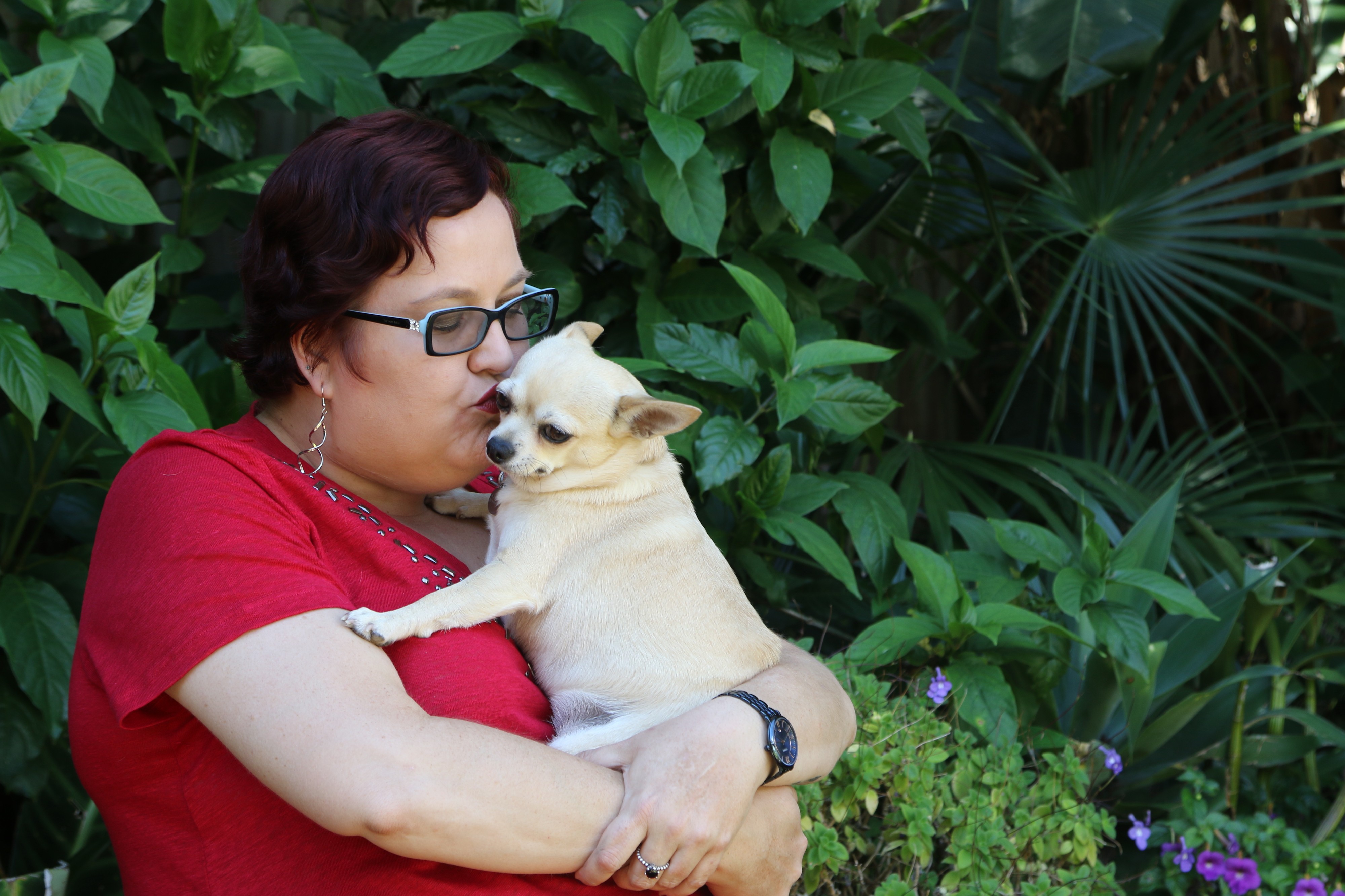 Skritsofreniaan sairastunut suomalais-australialainen Alina Beverley keskittyy asioihin, jotka tekevät hänet onnelliseksi. Iloa hänelle tuottaa muun muassa chihuahua Chloe.
