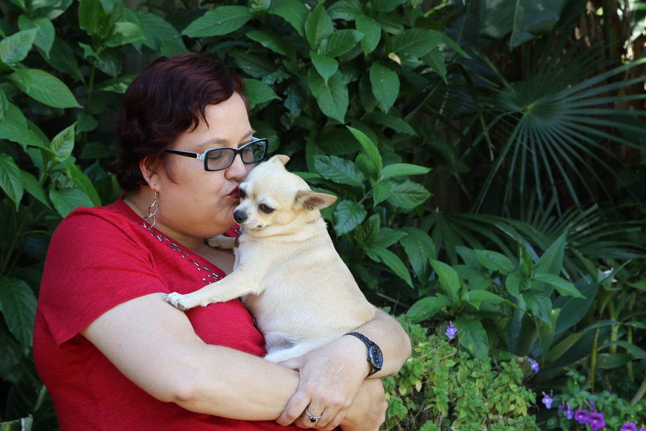 Skritsofreniaan sairastunut suomalais-australialainen Alina Beverley keskittyy asioihin, jotka tekevät hänet onnelliseksi. Iloa hänelle tuottaa muun muassa chihuahua Chloe.