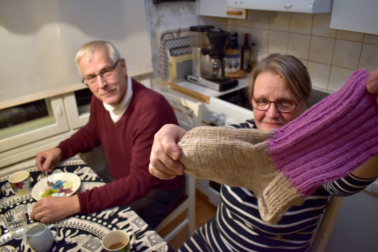Ritva ja Mauno Hyytinen myyvät ystävän kutomia sukkia vapaaehtoistoiminnan messuilla lauantaina. Tällä kertaa hyväntekeväisyyttä tehdään 70 sukkaparin voimalla.
