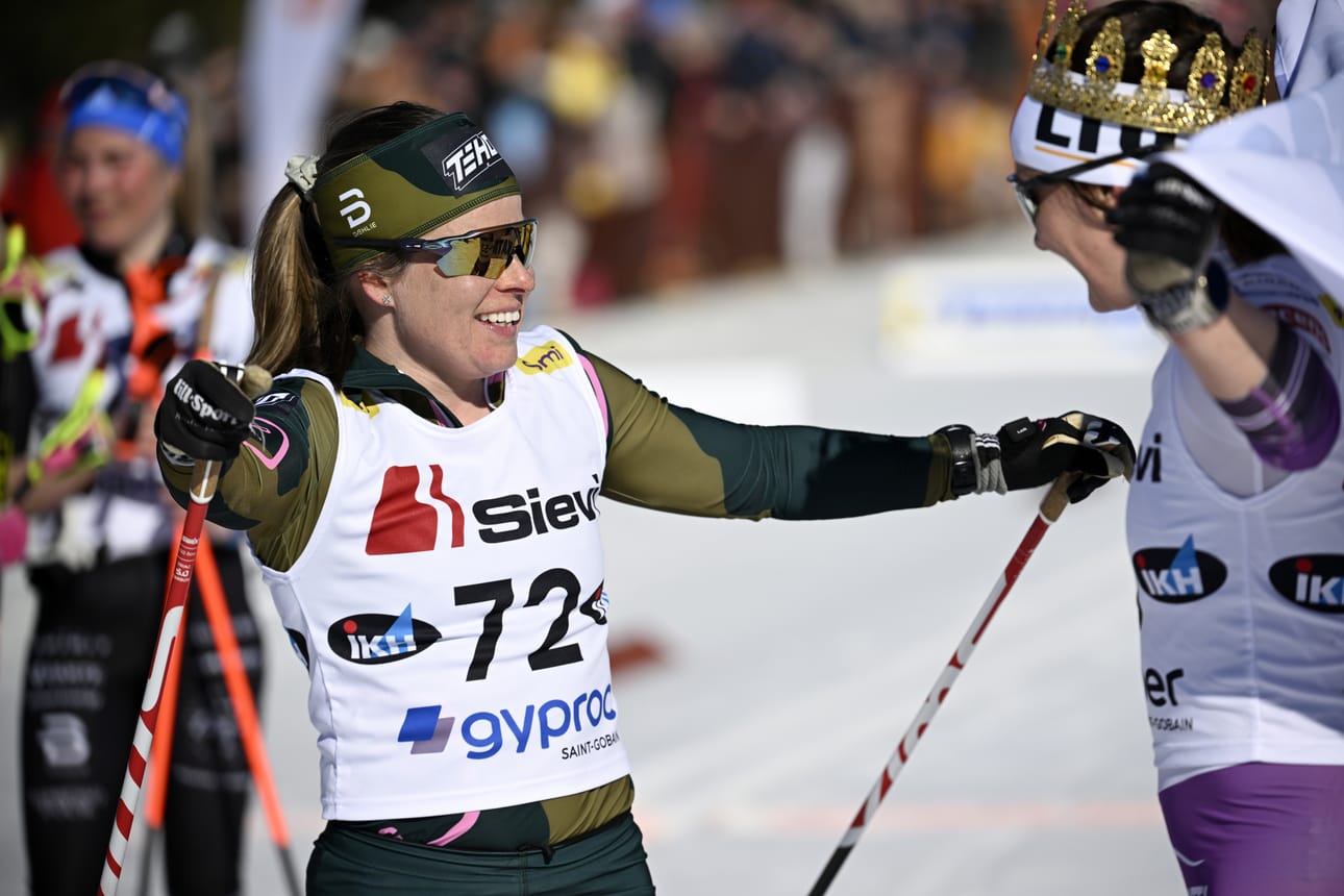 Aktiiviuransa päättäneet Ikaalisten Urheilijoiden Krista Pärmäkoski (vas.) ja Vuokatti Ski Team Kainuun Katri Lylynperä iloitsivat maalissa.
