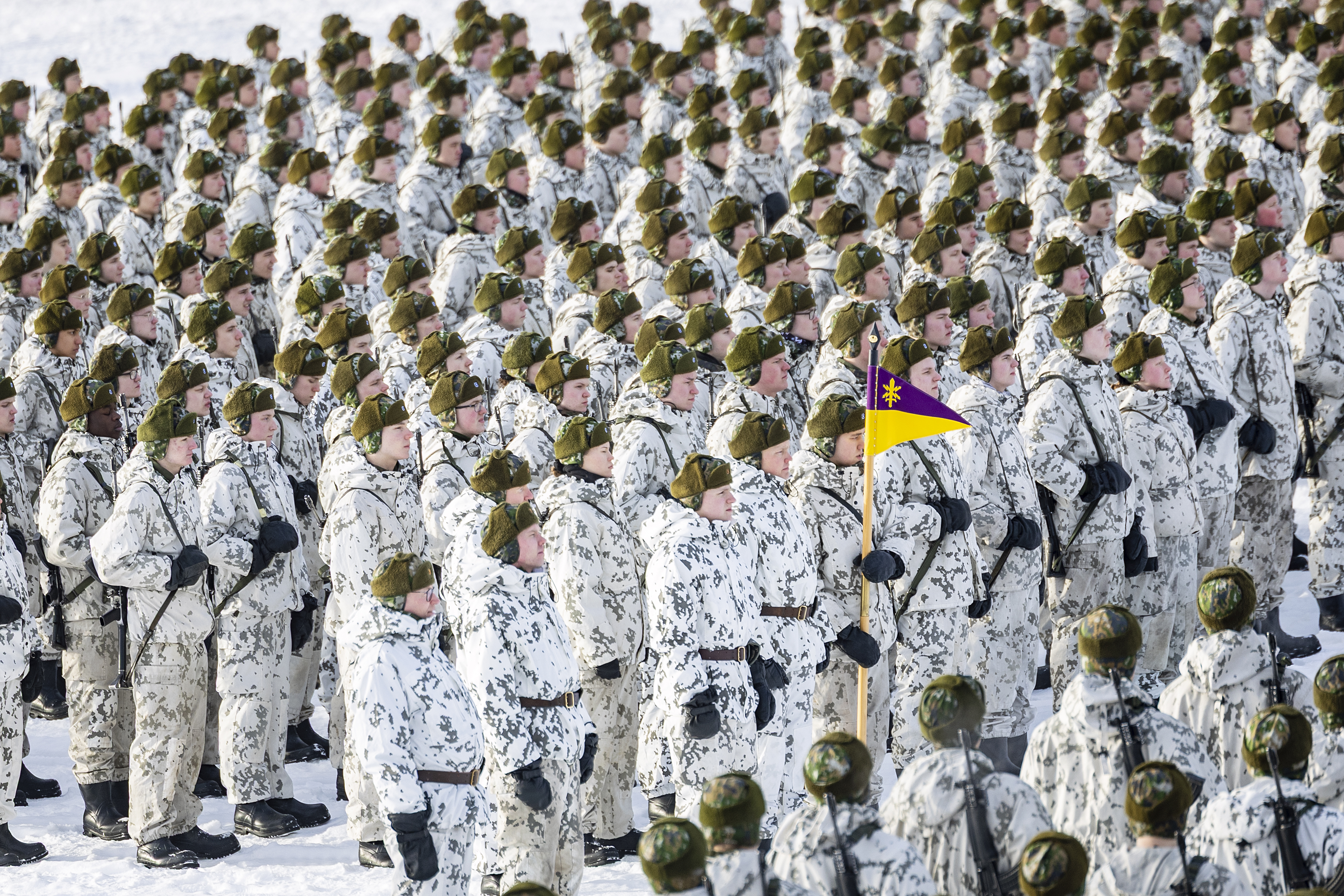 Kaleva Live: Kainuun prikaatin alokkaat vannoivat sotilasvalan ja marssivat hyytävissä olosuhteissa – katso lähetys Raatista tallenteena