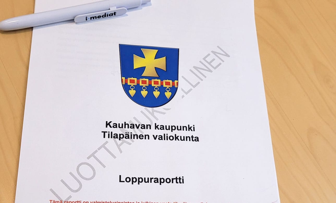 Tilapäisen valiokunnan raportin kannessa todetaan sen olevan valmisteluaineistoa ja julkinen valiokunnan valtuustolle tekemän esityksen jälkeen. Tähän saakka kaupunginjohtajan erottamista koskevassa prosessissa ei päästy.