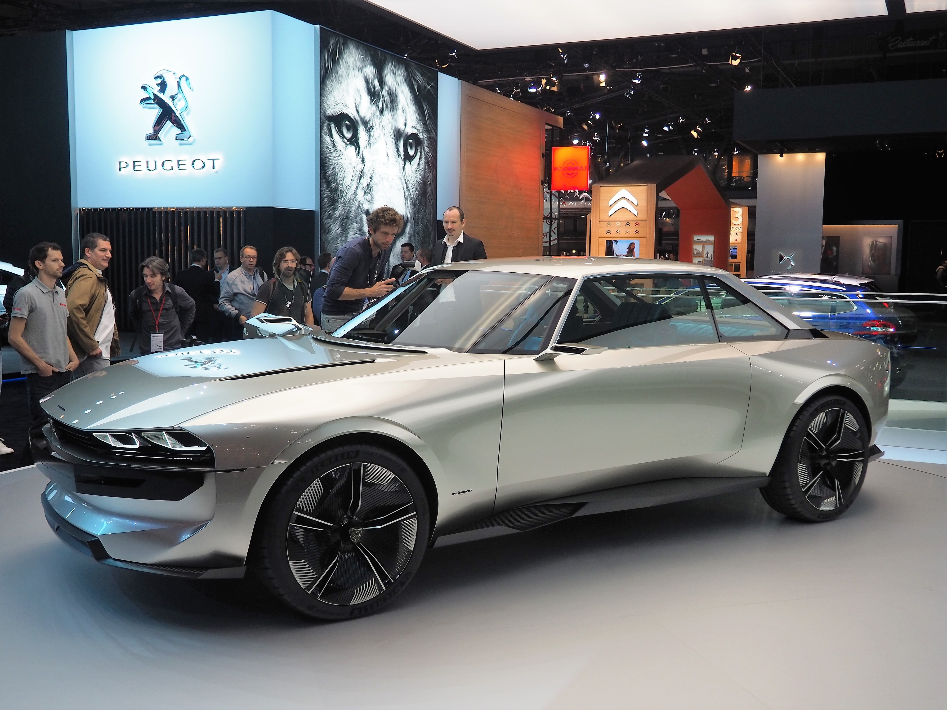 Peugeot E-Legend on näyttelyn kaunein sähköautokonsepti. Ulkomuoto muistuttaa vanhaa Mustangia, ja sisustus on turkoosinsininen.