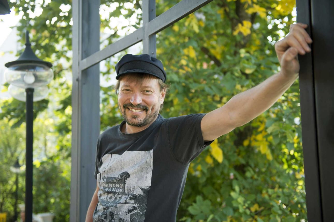 Pauli Hanhiniemi Telakan terassilla.