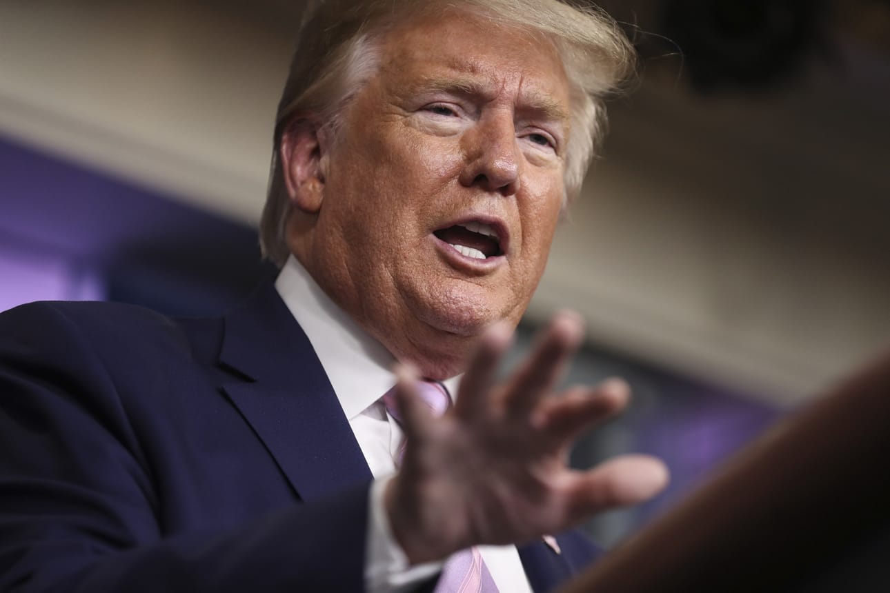 Donald Trump sanoo harkitsevansa lentokieltoa koronaepidemian kriisipesäkkeisiin.