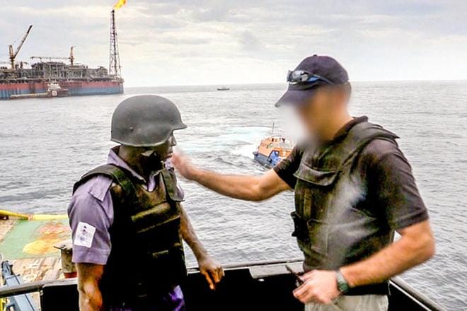 Nigerian rannikolla toimivan öljynporauslautan turvaaminen merirosvoilta maksaa miljoona euroa kuukaudessa. Öljyn alhaisen hinnan vuoksi tällaiset kulut ovat osalle öljy-yhtiöistä sietämättömiä, kerrotaan Ulkolinjan dokumentissa. KUVA: Yle Kuvapalvelu