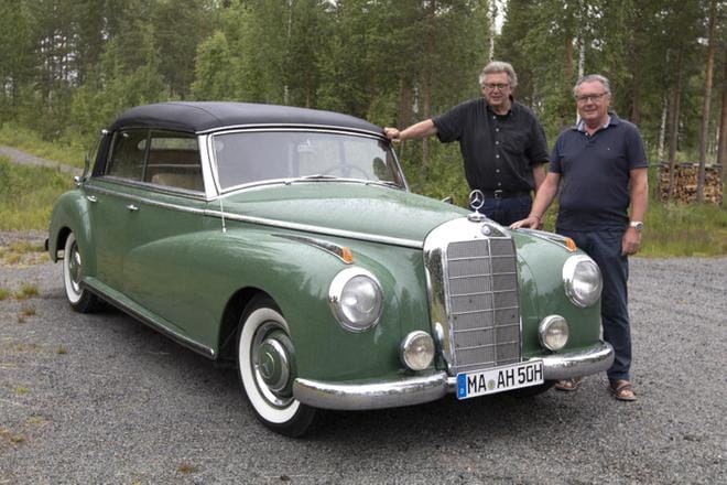 Mercedes-Benz 300 Cabriolet vuosimallia 1952 odottaa lähtökäskyä kohti pohjoista Vehussa Ähtärin puolella. Auton omistaja insinööri Andreas Hänssler (vas.) perusti aikoinaan oman yrityksensä, joka valmistaa hydrauliikan tiivisteitä. Karl Baumer luotsasi autoliikettään 40 vuotta. Ratamoottoripyöräilijänä Baumer ajoi kilpaa Jarno Saarista vastaan Imatralla 1973. Mies tuntee myös hyvin entisen ratamotoristi Teuvo Länsivuoren. KUVAT: JARI KARJANMAA