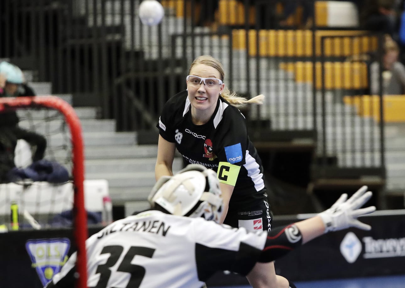 Kapteeni Hanna Niemelä on yksi Rankkojen Ankkojen hyökkäyspelin suunnannäyttäjistä. Sunnuntaina Niemelä ohitti SB-Pron maalivahdin Tiltu Siltasen kertaalleen.