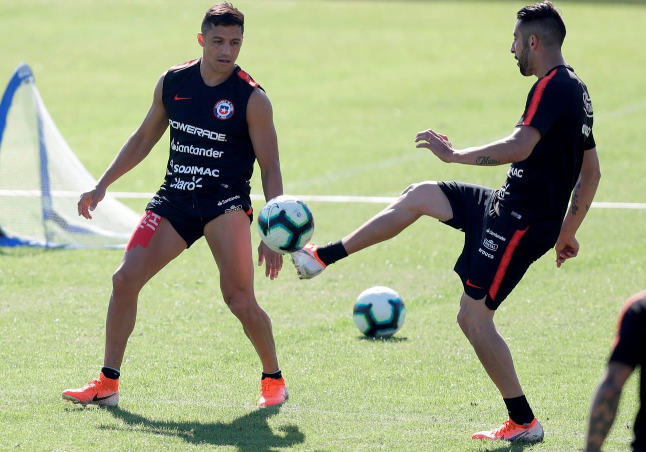 Chile on Copa American hallitseva mestari. Kuvassa Mauricio Isla ja Alexis Sanchez.