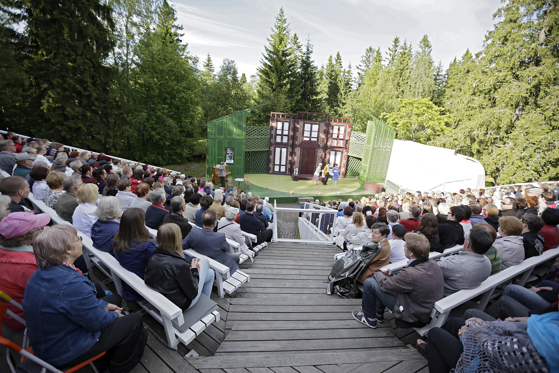 Hupisaarten kesäteatteri kuuluu monen juhannuksenviettoon.