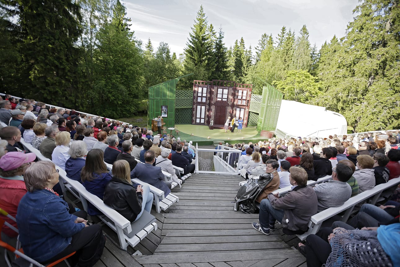 Hupisaarten kesäteatteri kuuluu monen juhannuksenviettoon.