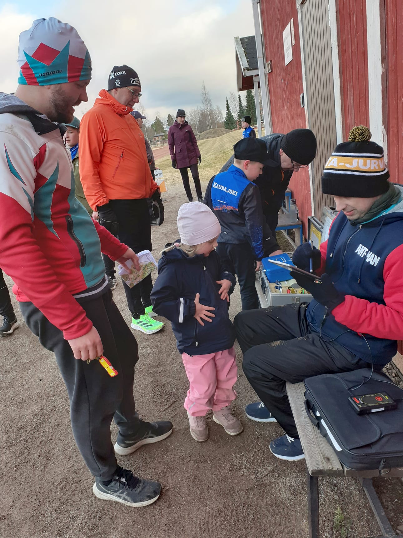 Ilmoittautuminen ja maaliin kirjautuminen sai aikaan välillä jonoakin kirjurin pakeille.