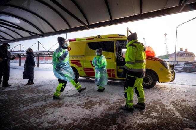 Vaasan satamassa otettiin koronatestejä keskiviikkona. Hoitajat Mira Karppi, Piritta Keisala ja Noora Perkiö laittoivat tanssiksi värjotellessään sataman viimassa odotellessaan myöhästynyttä laivaa. Kuva: Jarno Pellinen