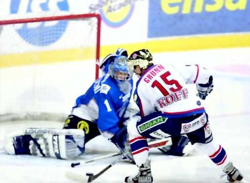 Maalinteko liian vaikeaa. HIFK:n Carlo Grünn yrittää ohittaa Bluesin maalivahti Jere Myllyniemeä laihoin tuloksin torstaina Espoossa.