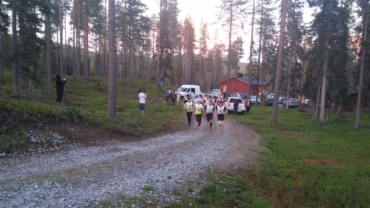 Yhdeksän kilometrin polkujuoksu alkoi Iivaaran Eräkartanolta lauantain ja sunnuntain välisenä yönä.