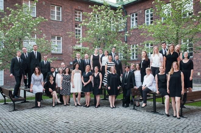 Spira Ensemble Helsingistä esiintyy keskiviikkona avajaiskonsertissa ja torstaina omassa konsertissa Vaasan kirkossa. Kuoro koostuu entisistä suomenruotsalaisten akateemisten kuorojen laulajista. Se on palkittu Tampereen Sävelessä ja Harald Andersén -kamarikuorokilpailussa. KUVA: KAI BÄCKSTRÖM