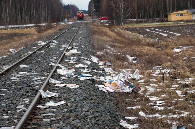 Peruskorjauksen ohella Suupohjan radalta pitäisi poistaa paljon tasoristeyksiä, koska niissä sattuu pahoja onnettomuuksia. Arkistokuva erään tasoristeyskolarin jälkitilanteesta Kauhajoelta helmikuussa 2017. KUVA: JORMA HAVULA