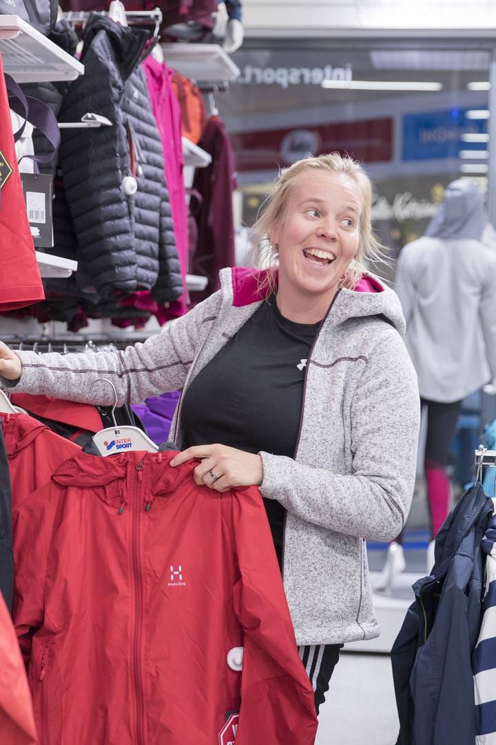 Marjan vastuulla on naisten vaateosasto, joka täyttyy näin syksyllä vedenkestävistä ulkoilutakeista.
