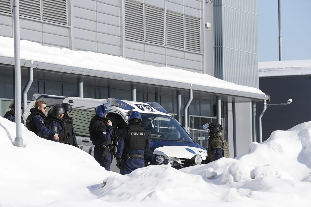 Poliisi tutki myös Oulun jäähallin.