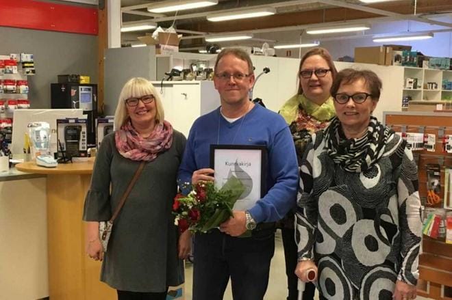 Seinäjoen Yrittäjänaisten kukkat ja kunniakirjan kävivät Sakarille ojentamassa puheenjohtaja Minna Asiala sekä hallituksen jäsen Leila Nuottivaara.