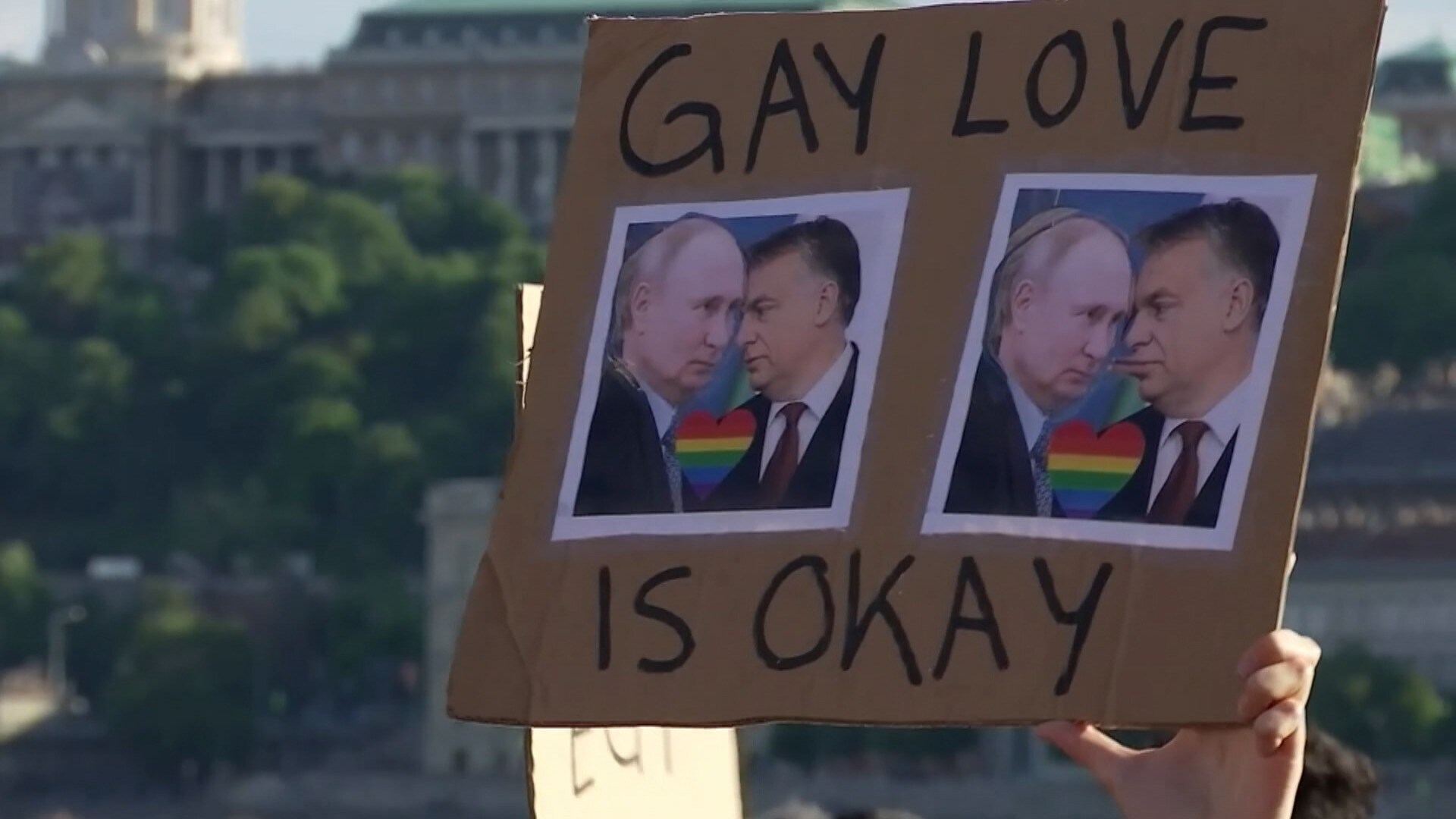 Tuhannet osoittivat mieltään Unkarissa homoseksuaalisuuden mainostamista kieltävää lakia vastaan