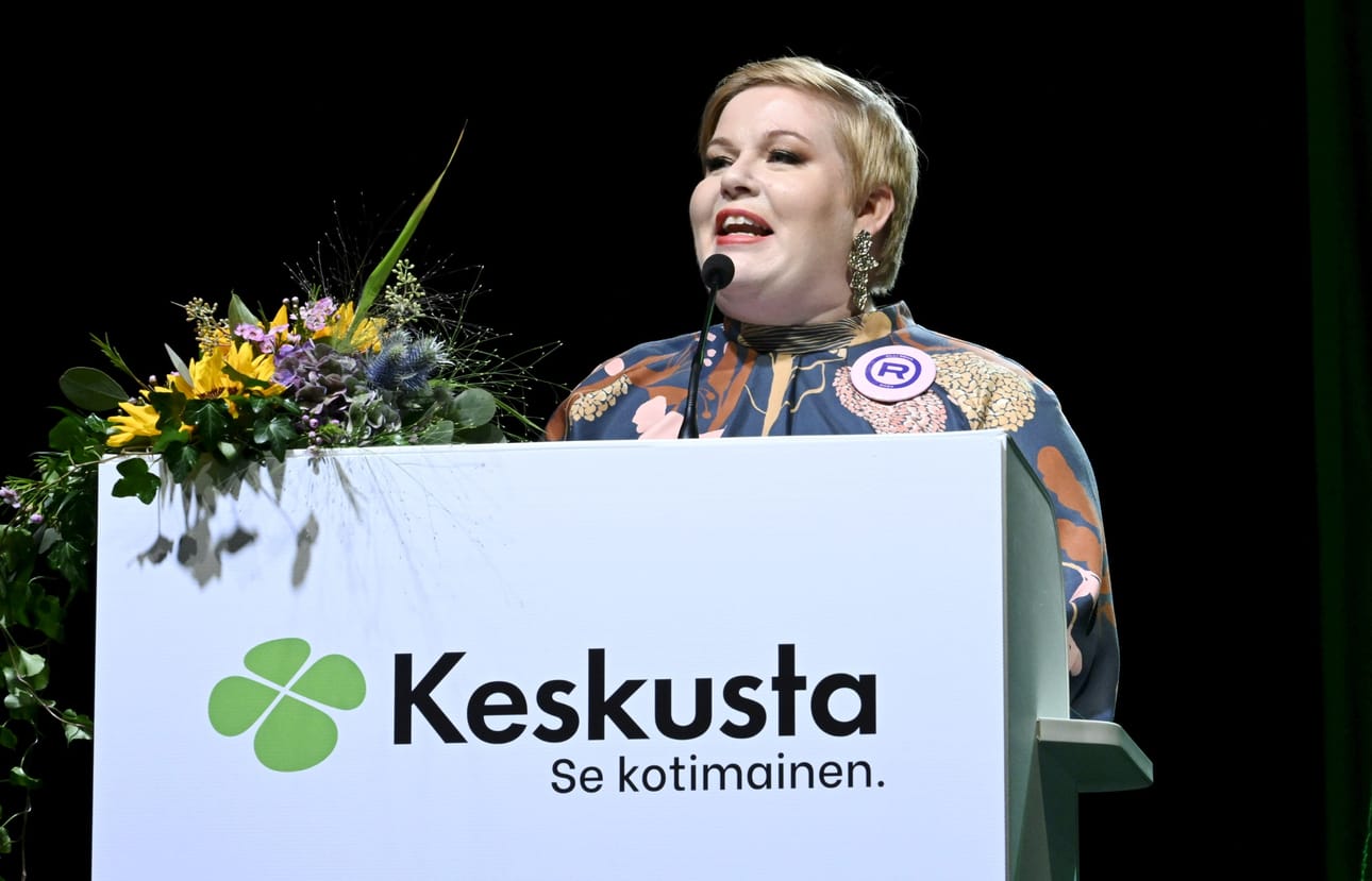 Keskustan puheenjohtaja Annika Saarikko ylimääräisessä puoluekokouksessa Turussa lauantaina. LEHTIKUVA / Heikki Saukkomaa