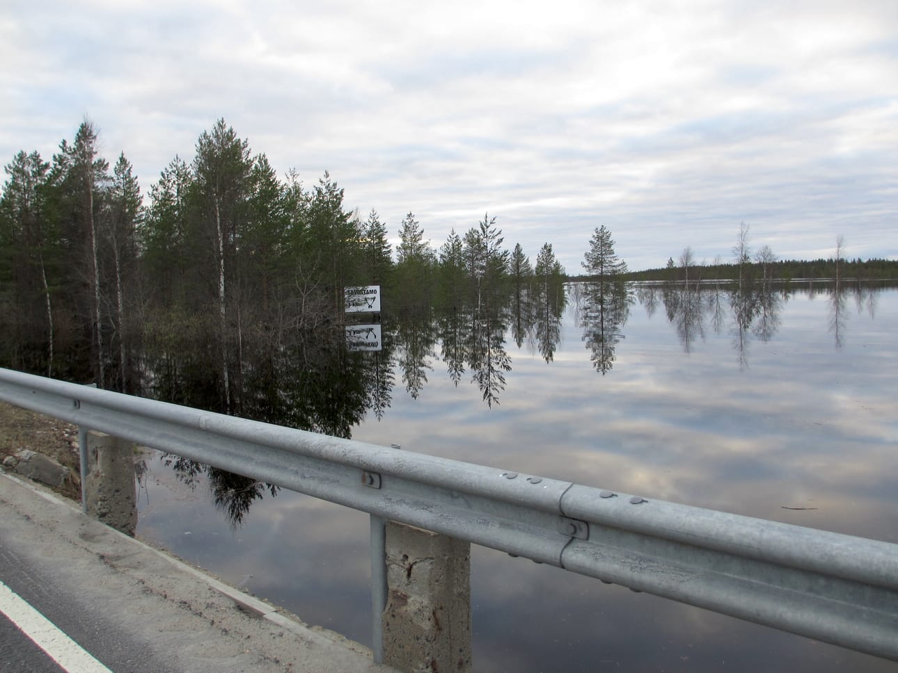 Taipaleenharjussa vesi on edelleen korkealla. Normaalistii opaskyltin jalkoja näkyy pitkän matkaa.