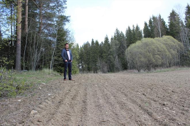 Kunnanjohtaja Juha Herrala alueella, jonne aletaan kaavoittamaan uusia rinnetontteja. KUVA: LOTTA KALLIO