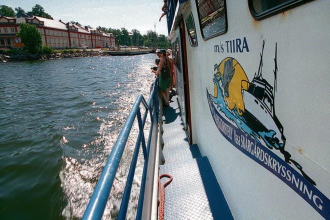 Iso 60-paikkainen alus MS Tiira liikennöi Vaasan saaristossa tänäkin kesänä tuttuun tapaansa. Se vie kiertää saaristossa ja vie halukkaita Jannen Saluunaan Kuusisaareen. ARKISTOKUVA: HEIDI RISTO