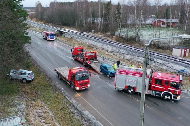 Kolaroineet autot romuttuivat tapaturmassa lunastuskuntoon. Paikalle saapui yhteensä kaksi pelastusyksikköä. LUKIJAN KUVA