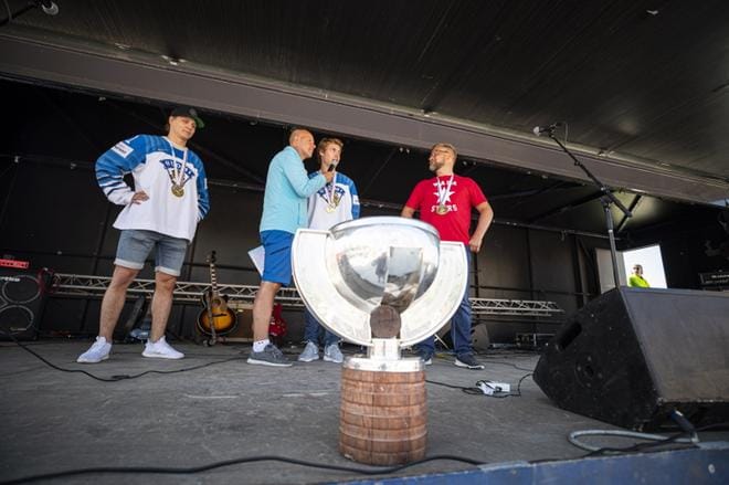 Joel Kiviranta (vas.), Miika Koivisto ja Mikko Manner olivat Kaj Kunnaksen haastateltavina perjantain pokaalijuhlassa. KUVA: SAMI PELTONIEMI