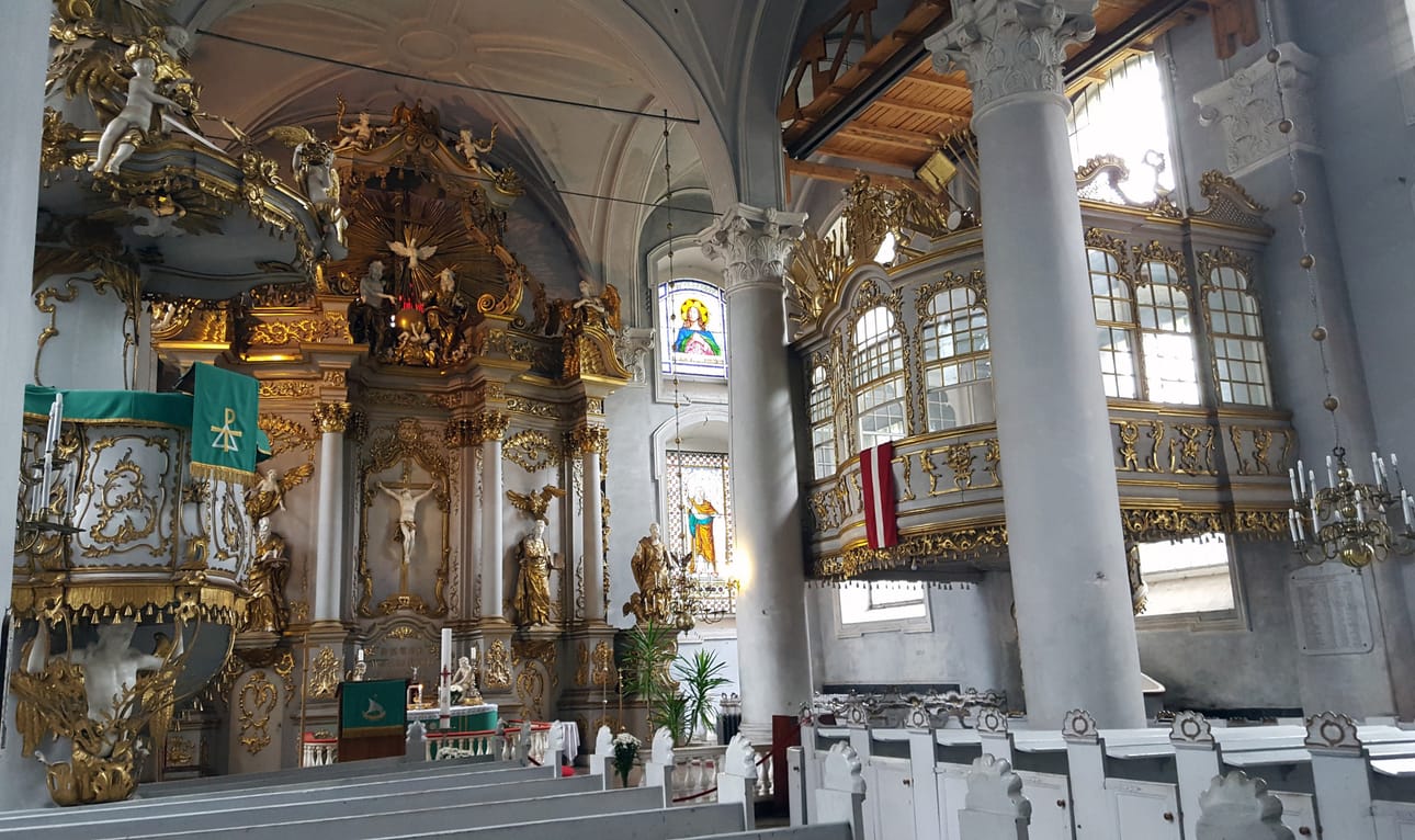 Sisäpuoleltaan Pyhän Kolminaisuuden kirkko on hienosti restauroitu. Se ylpeilee rokokootyyliin tehdyllä puuleikkaussisustuksella ja suurilla uruilla.