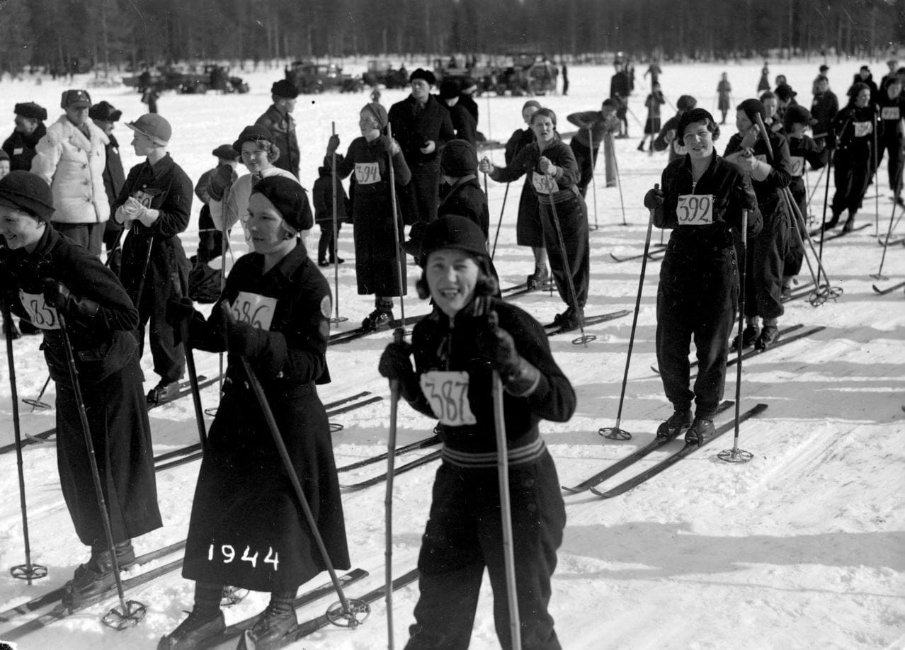 Vuonna 1934 Oulun puulaakihiihtojen osallistujien välineet ja tyyli ovat toisenlaisia kuin tämän päivän hiihtäjien.