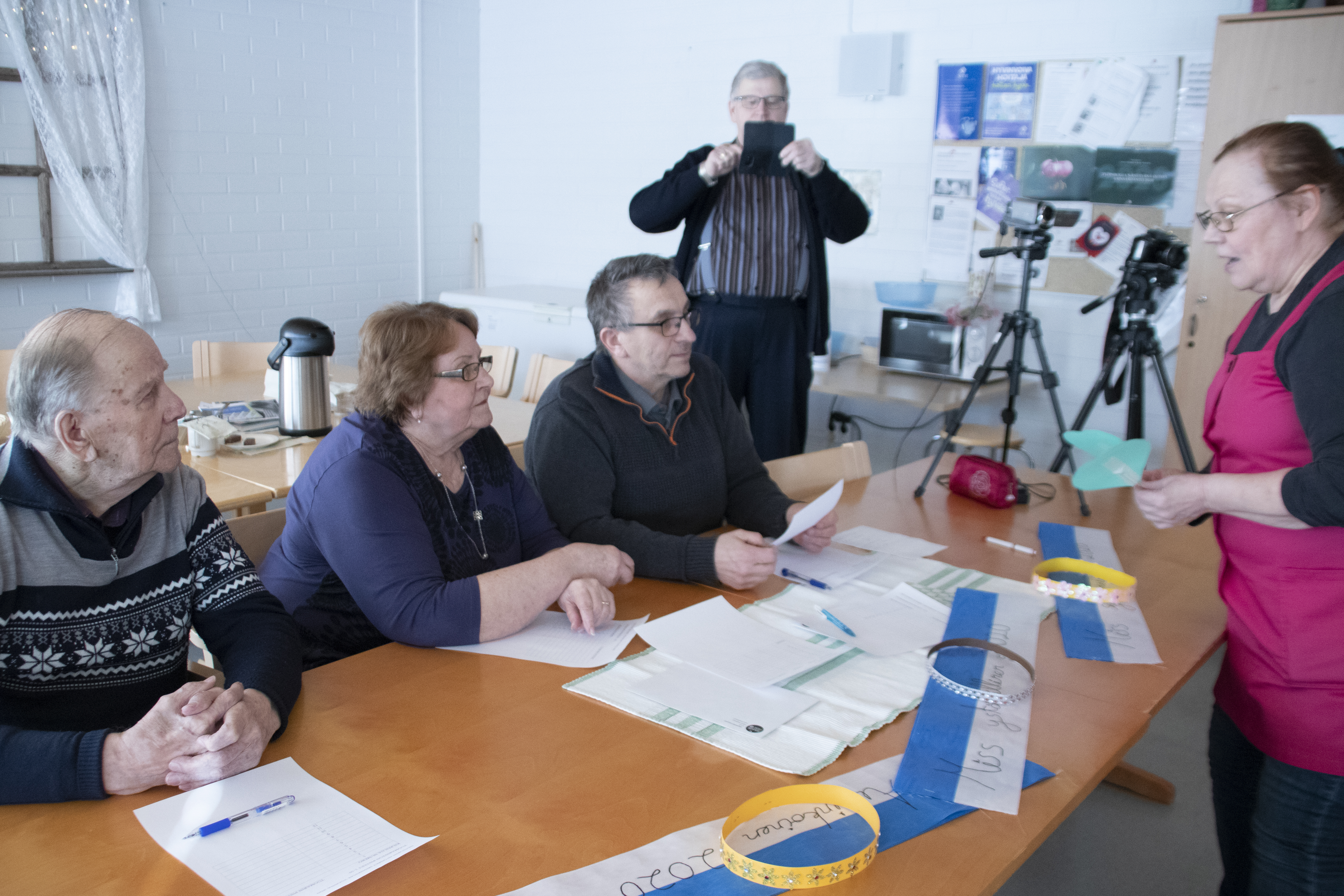 Päiväkeskustoimintaa järjestävä Irma Leiviskä puhutteli tuomariston ennen missikisojen alkua tähdentäen, mihin asioihin kannattaa kiinnittää huomiota. Paavo Huikari, Maire Ahonpää ja Matti Konola ottivat tehtävän vakavasti. Urho Ahonpää tarkkaili tilannetta valokuvia ja videoita napsien.