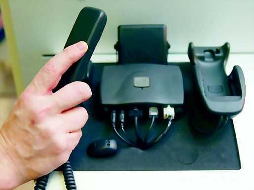 Turvallisempi? Auton kiinteään hands-free -laitteistoon kuuluvaan luuriin saa lain mukaan puhua ajon aikana, varsinaiseen matkapuhelimeen ei.