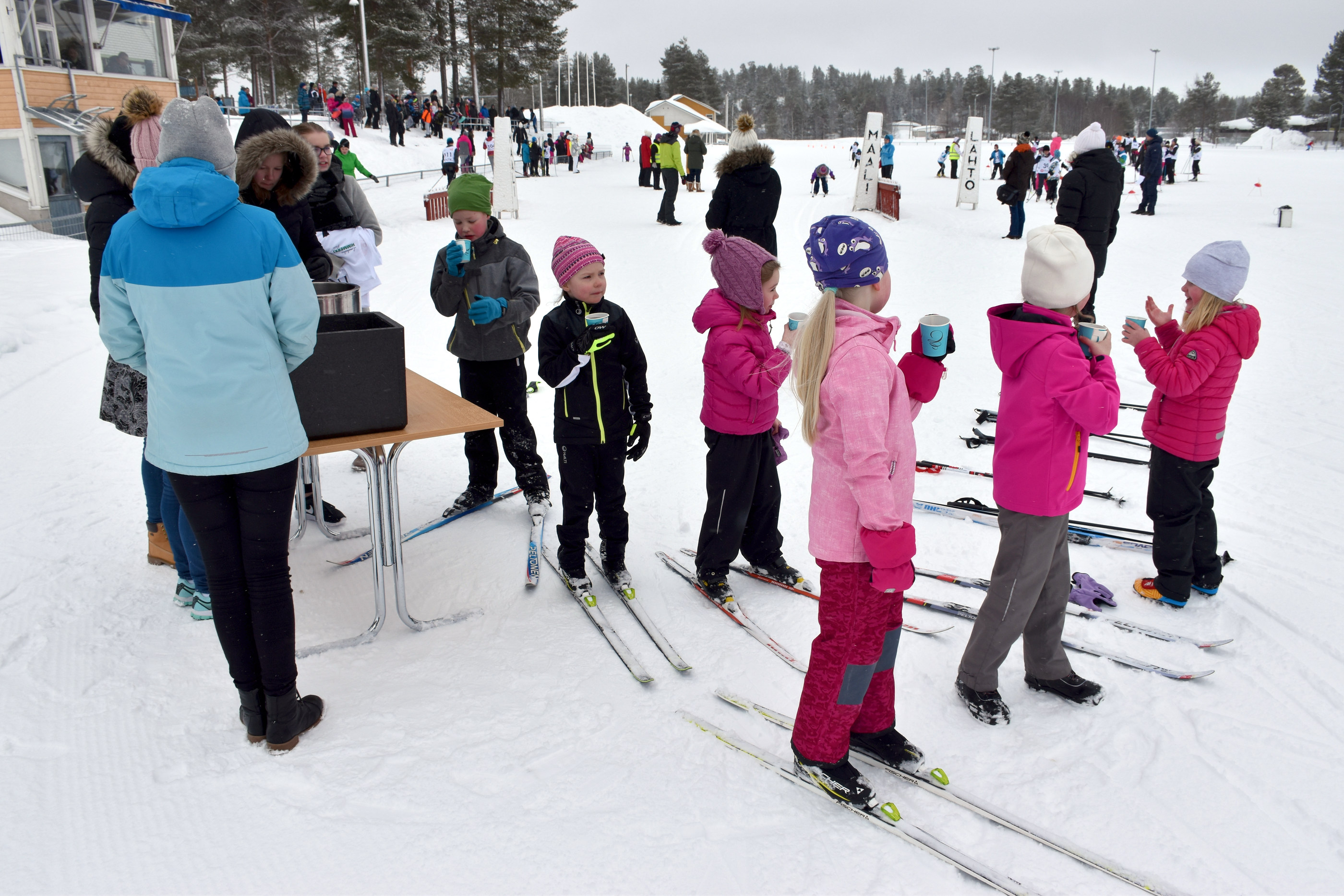 Kisan jälkeen mehu maistui hiihtäjille.