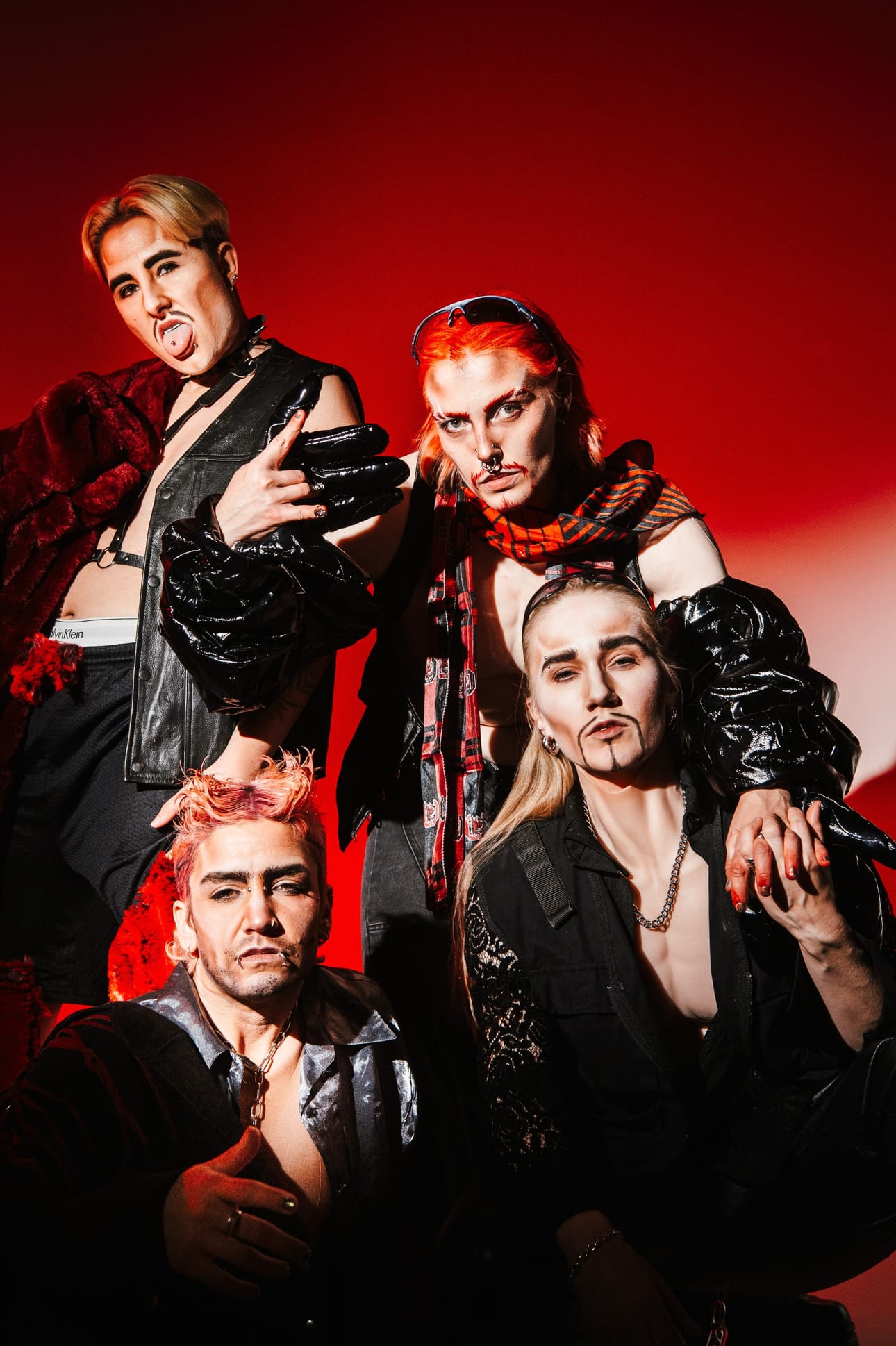 Drag king -poikabändi Out of Sync on saanut inspiraatiotaan Pohjois-Amerikasta ja Etelä-Koreasta.