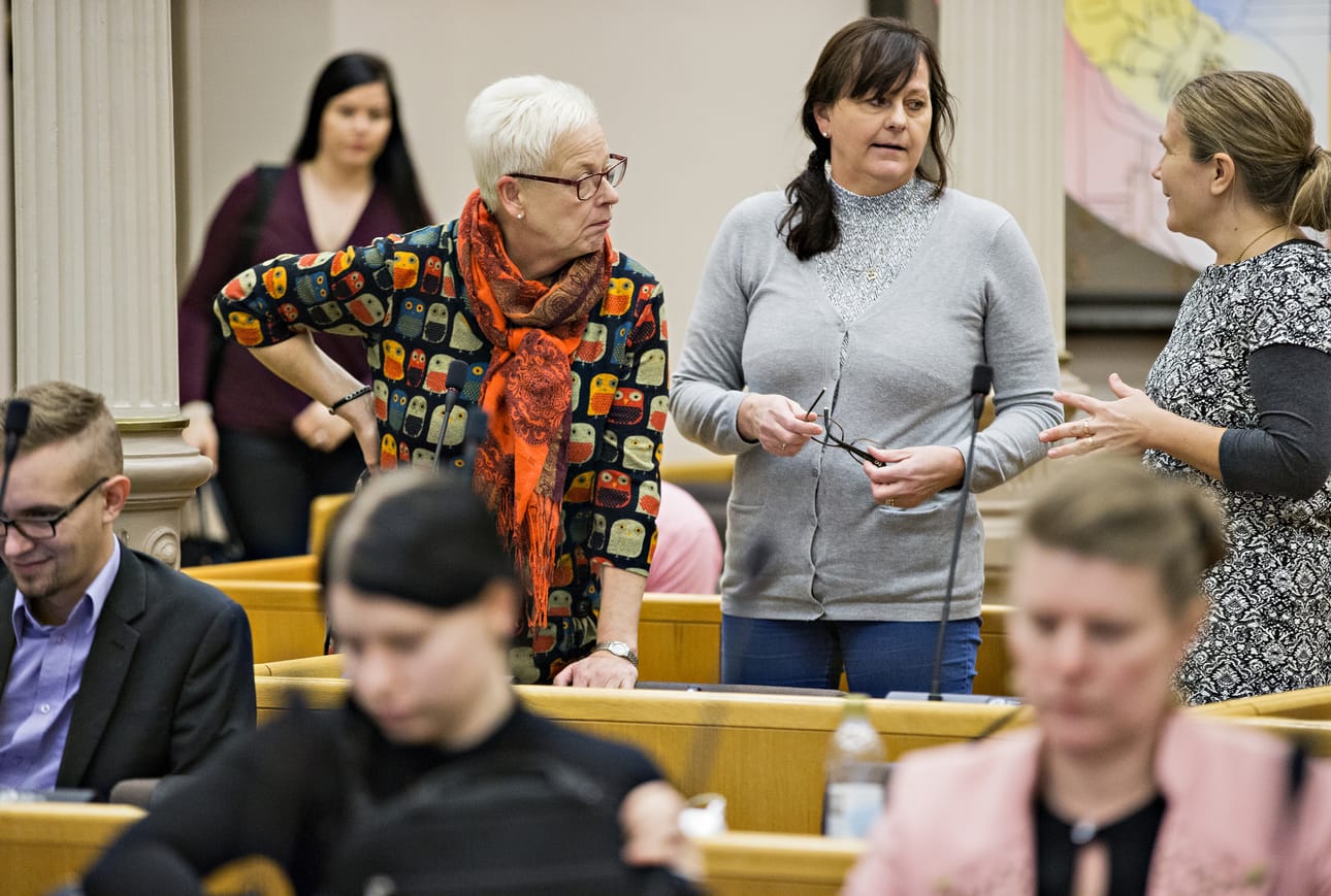 Maarit Sihvonen (seisomassa toinen oik.) nähdään jatkossa kokoomuksen valtuustoryhmässä. Arkistokuva.