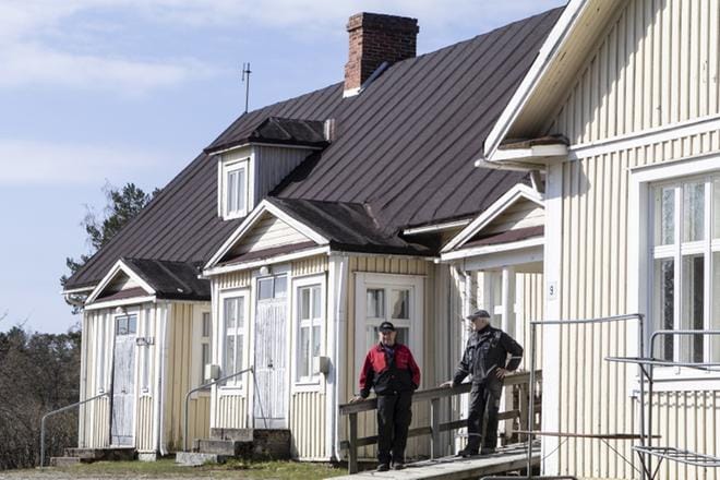 Tässä ympäristössä Risto ja Raimo Ala-Mattinen ovat eläneet lähes koko ikänsä. Lehtimäen Kirkonkylän koulun kohtalon miettiminen saa mielet haikeiksi. KUVAT: HANNU PUROLA