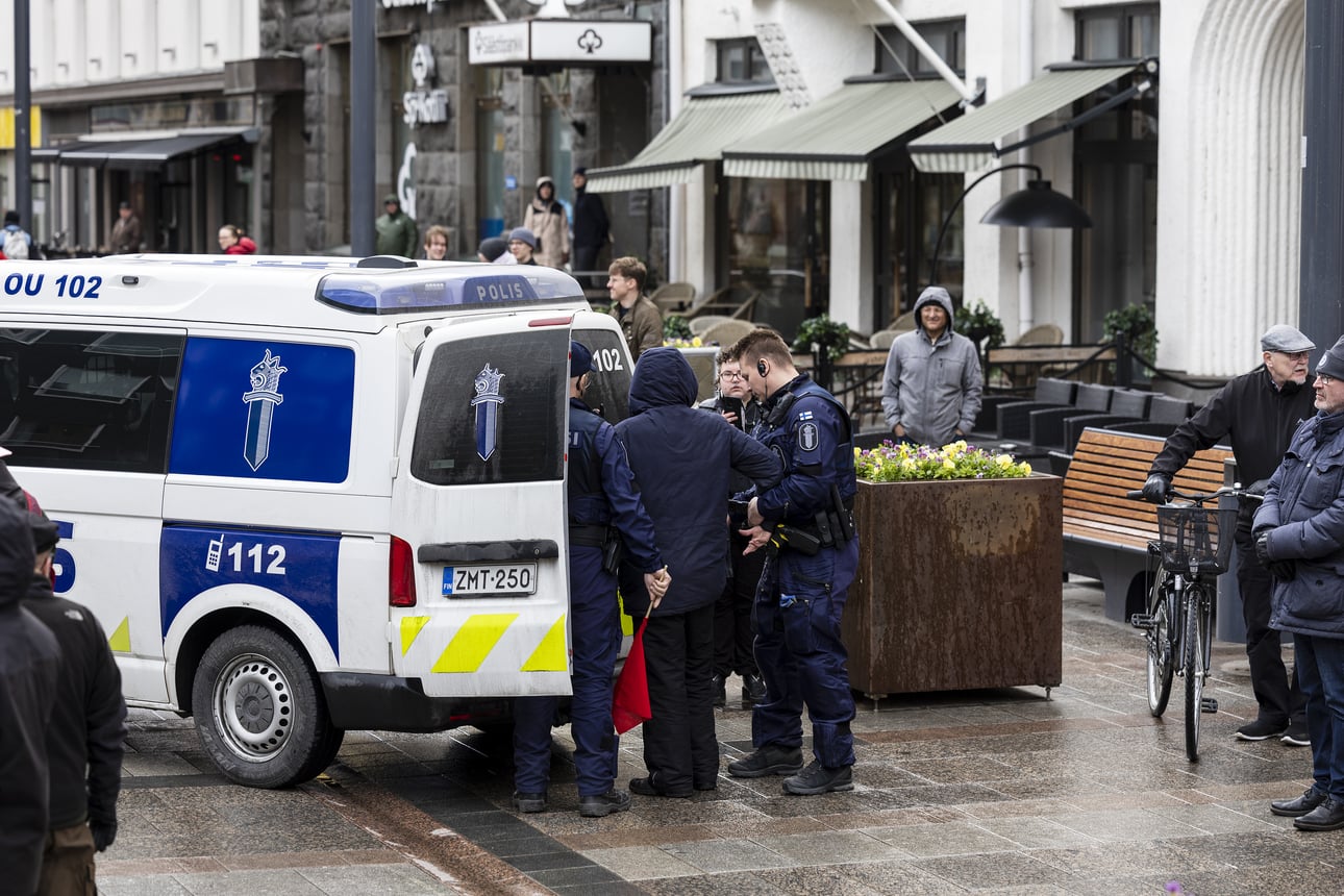 Mielenosoittaja yritti käydä Sebastian Tynkkyseen käsiksi Rotuaarilla, poliisi otti kiinni – Tynkkynen: "Niin inhottavaa kuin voi olla"