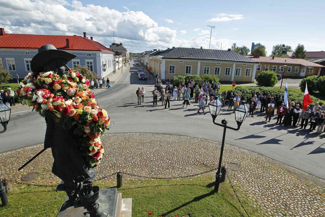 Ensimmäisten Raahen alueen päivien ohjelmassa oli muun muassa urheilukilpailu ja palonäytös, näytelmä "Laivan Kannella", kuorolaulua ja käynnit sairaalassa ja vanhainkodeissa. Perinteiset Pekkatorin tanssit saivat myös alkunsa vuonna 1972.