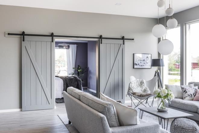 Valurautakiskon varassa liukuva Ladon ovi erotti olohuoneen ja makuuhuoneen viime kesänä Porin asuntomessuilla kohteessa Talo Luvia. KUVA: TALOEXTRA/MIRROR LINE