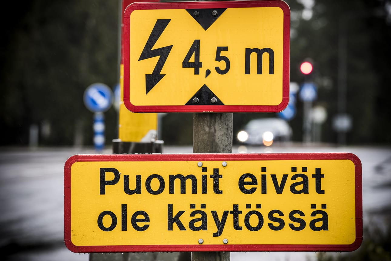 Kyltti varoittaa poikkeustilanteesta Ruskatexin tasoristeyksessä.
