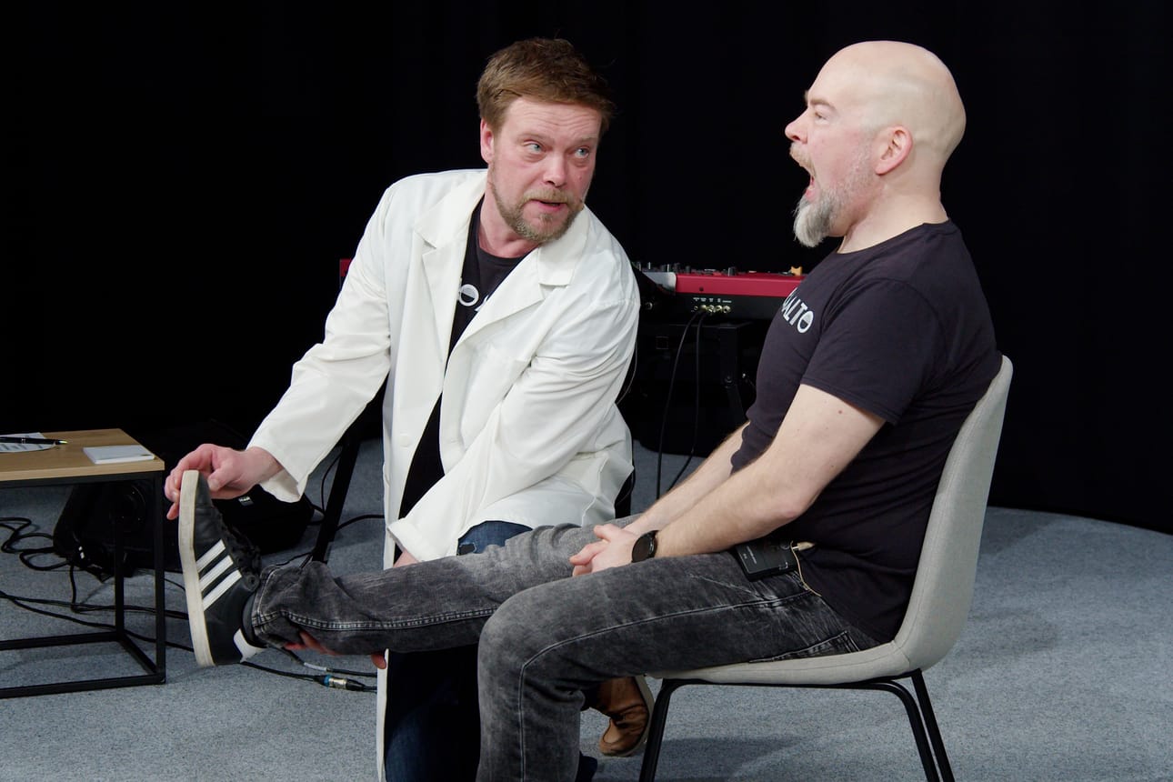 Rami Mäkilaine ja Tapani ”Tapsa” Korhonen turvautuvat tähtikarttoihin.